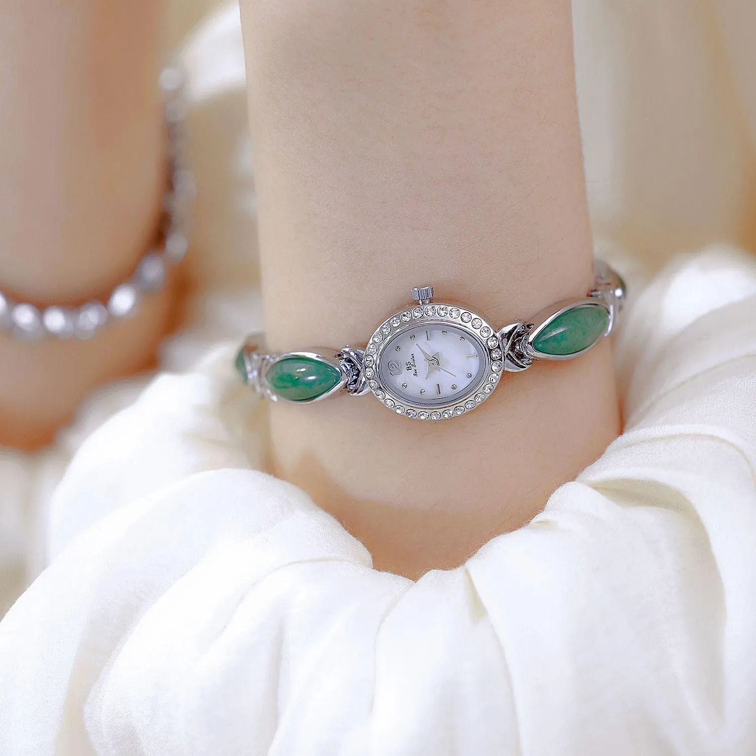 FANMIS Vintage Updated Golden Wristwatch Women Bangle-Style Dress Diamond Oval Watch Ladies Elegant Jade Bracelet Watch Minimalist Design with Stainless Steel Band