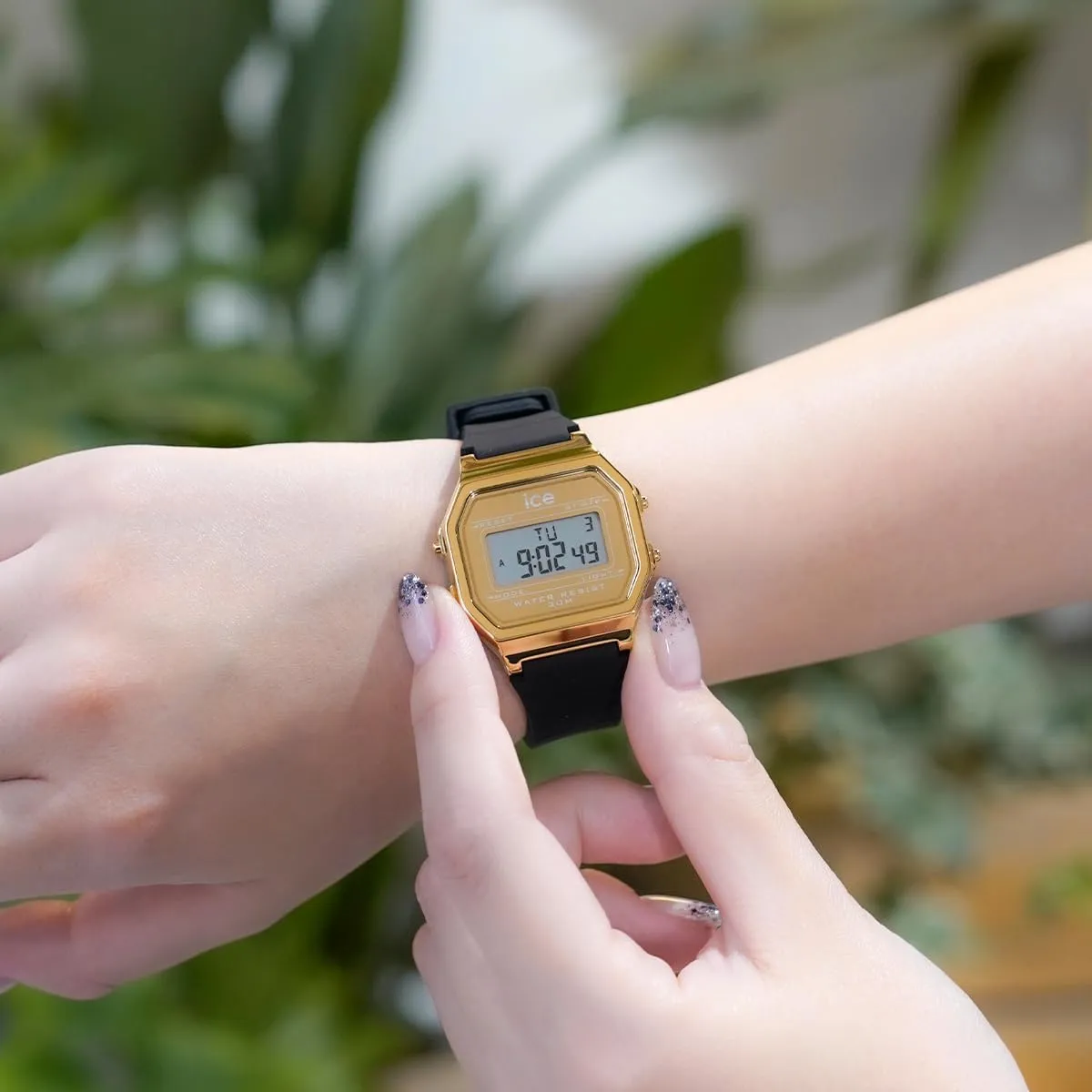 ICE-WATCH - Ice Digit Retro - Women's Wristwatch with Silicon Strap - Backlight 3 ATM Waterproof Digital Watch - 12/24H Format, Dater, Alarms, Stopwatch